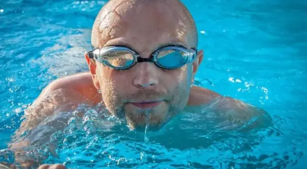 Ile kalorii spala żabka? Sprawdź swój trening!