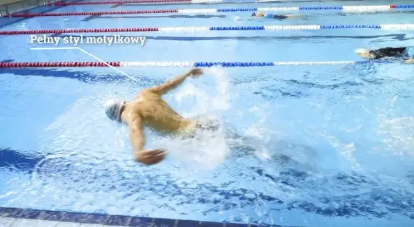 Jak opanować styl motylkowy? Praktyczny poradnik krok po kroku